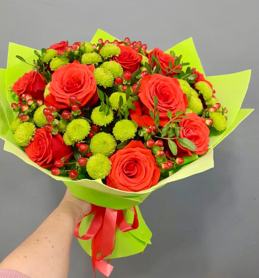 Букет цветов из: Хризантемы и Розы в Звёздном