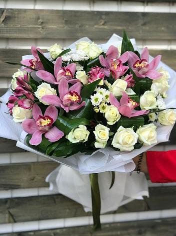 Букет цветов из: Розы и Хризантемы в Звёздном
