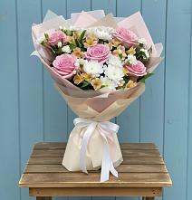 Букет цветов из:  Гвоздики, Орхидеи и Розы в Звёздном