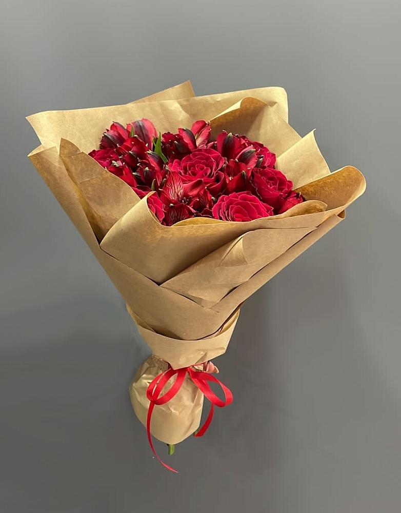 Букет цветов из: Альстромерии и Розы в Звёздном