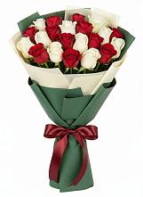 Букет Микс из красных и белых роз в Звёздном