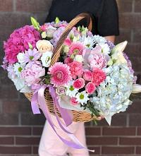 Композиция солнечный день в Звёздном Цветочная композиция из Розы, Хризантемы, Пионы и Лизиантусы в корзине в Звёздном
