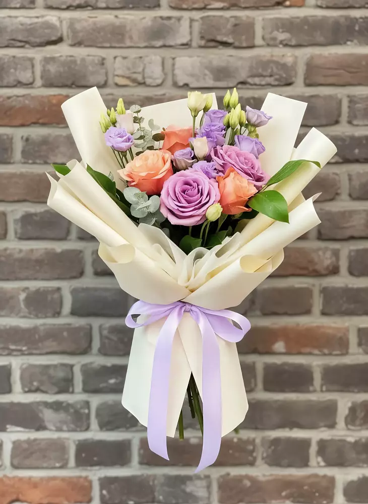 Букет цветов из: Лизиантусы и Розы в Звёздном