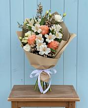 Букет цветов из:  Альстромерии, Лизиантусы, Розы и Хризантемы в Звёздном