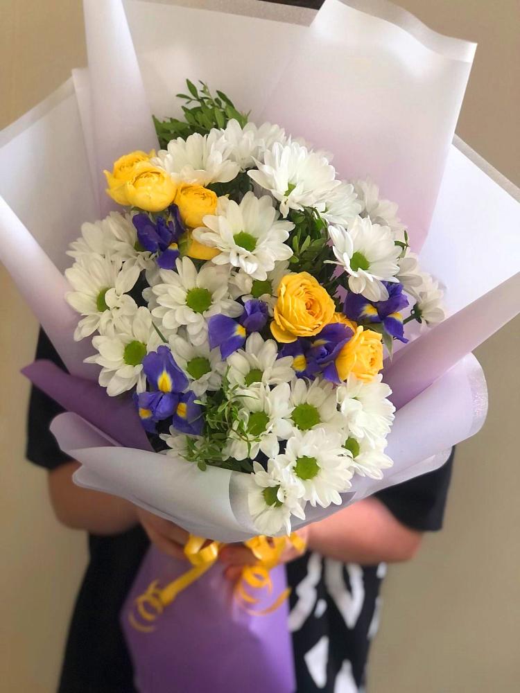 Букет цветов из: Ирисы, Хризантемы и Розы в Звёздном