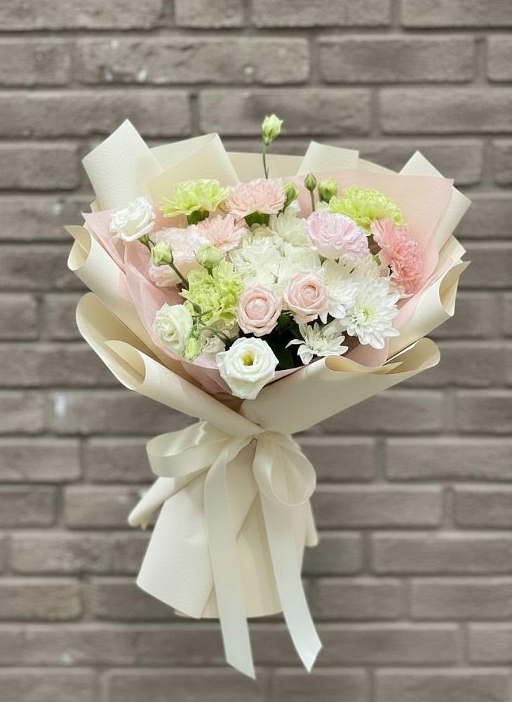 Букет цветов из: Гвоздики, Розы, Лизиантусы и Хризантемы в Звёздном