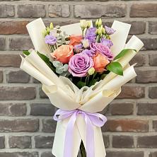 Букет цветов из:  Лизиантусы и Розы в Звёздном