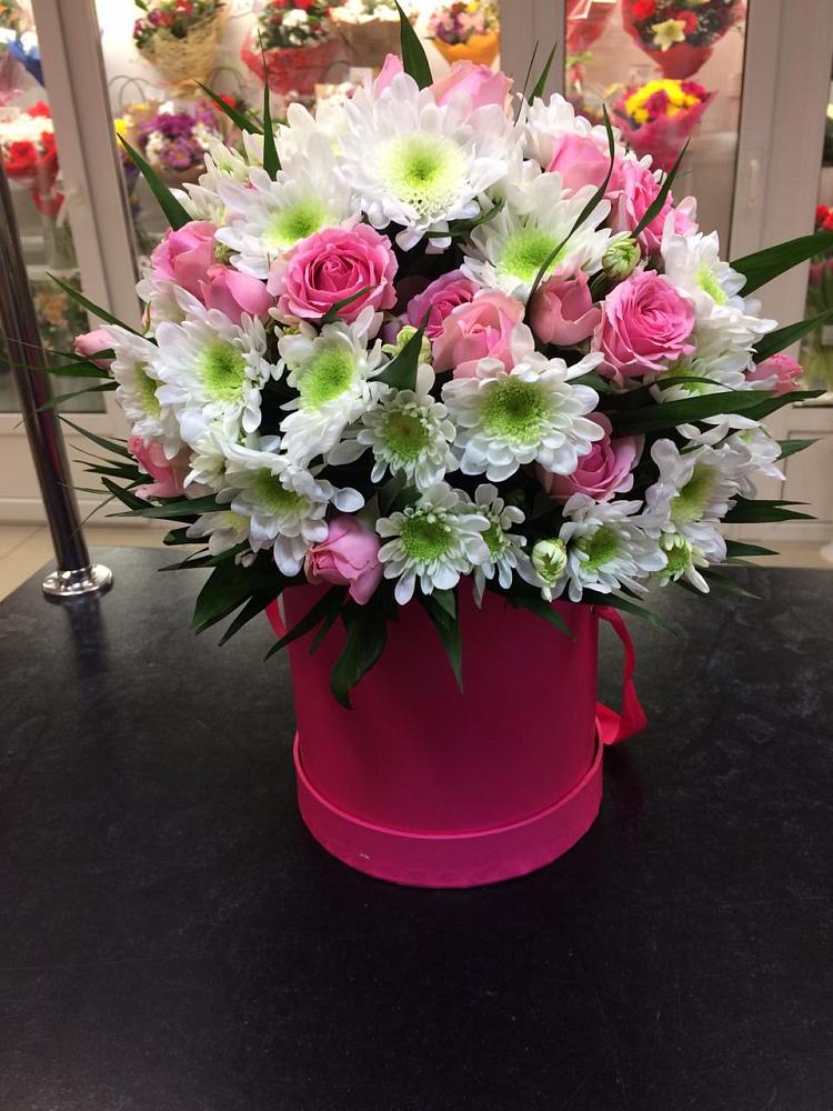 Цветочная композиция из Розы и Хризантемы в шляпной коробке в Звёздном