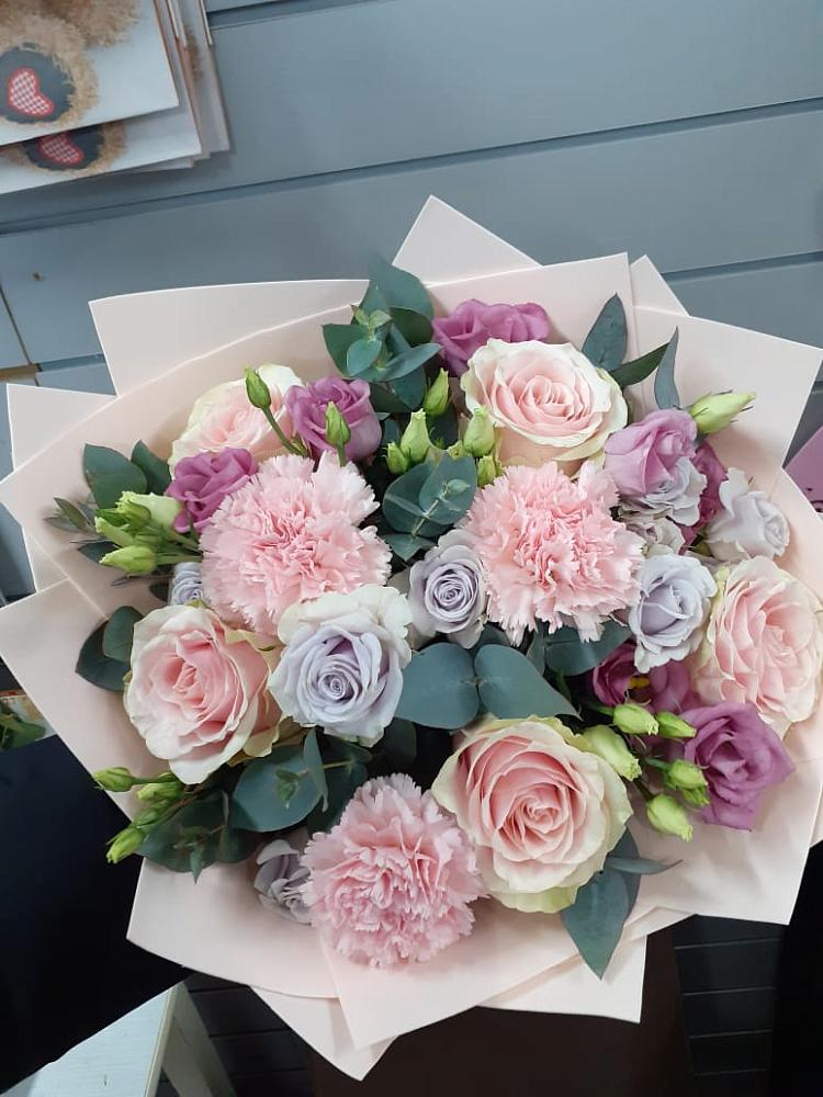 Букет цветов из: Розы, Гвоздики и Лизиантусы в Звёздном