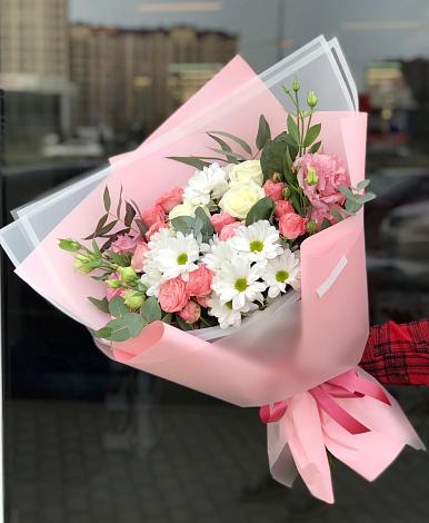 Букет цветов из: Розы, Лизиантусы и Хризантемы в Звёздном