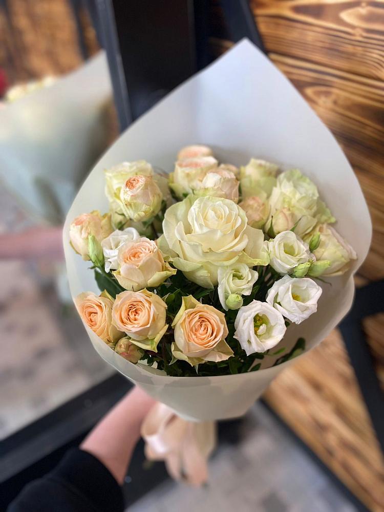 Букет цветов из: Розы и Лизиантусы в Звёздном